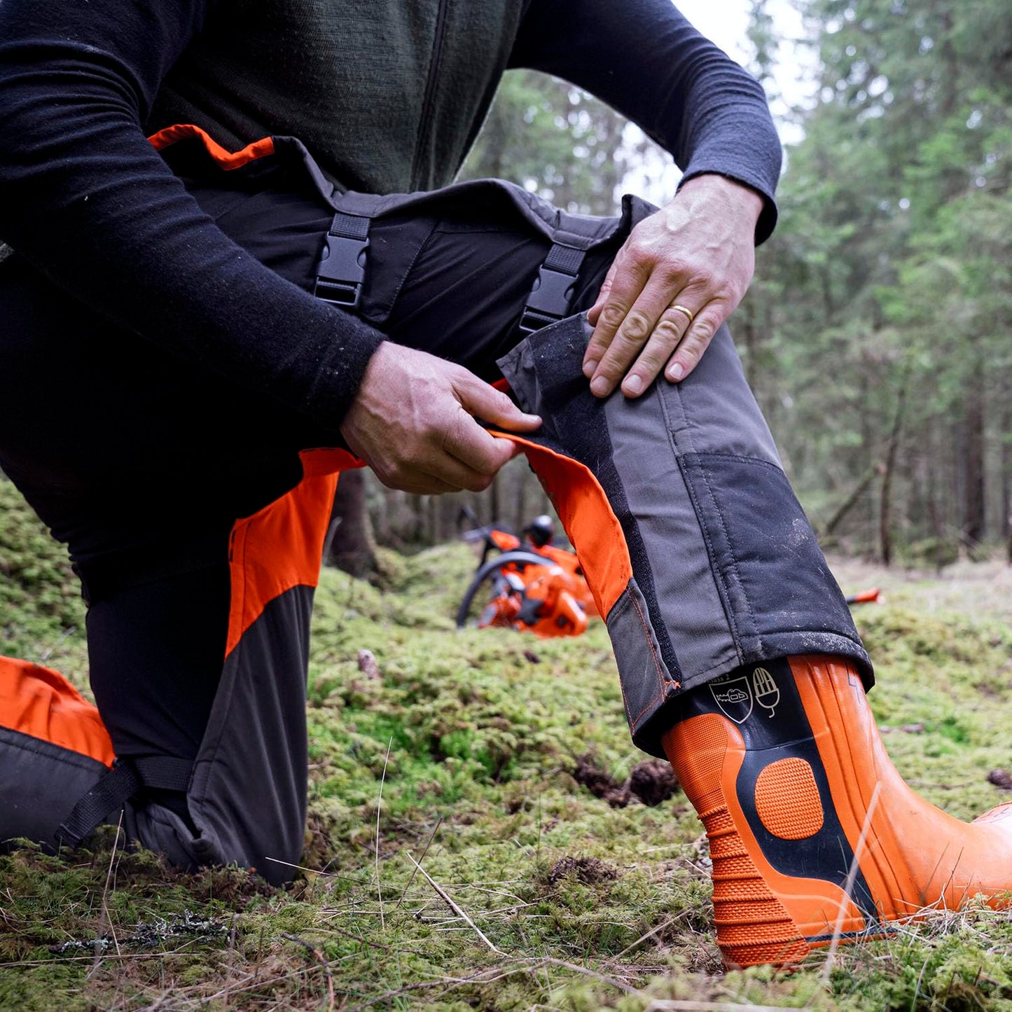 Husqvarna 587160702 Functional Apron Chainsaw Chaps 38-Inch, Chainsaw Safety Equipment with 5 Layers, Adjustable Belt and Gear Pocket, Black